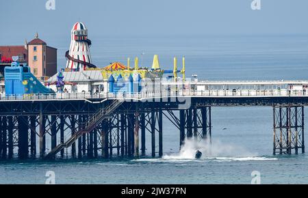 Brighton UK 3rd septembre 2022 - les skieurs en jet montrent leurs compétences par Brighton Palace Pier lors d'une journée chaude le long de la côte sud : Credit Simon Dack / Alamy Live News Banque D'Images