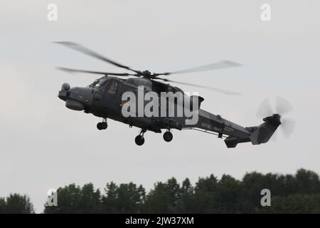 ZZ377, un AgustaWestland Wildcat HMA2 exploité par la Royal Navy, arrivant à RAF Fairford à Gloucestershire, en Angleterre, pour participer au Royal International Air Tattoo 2022 (RIAT 2022). Banque D'Images