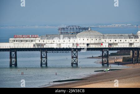 Brighton UK 3rd septembre 2022 - les visiteurs apprécient la mer et la plage à Brighton Palace Pier lors d'une journée chaude le long de la côte sud : Credit Simon Dack / Alay Live News Banque D'Images