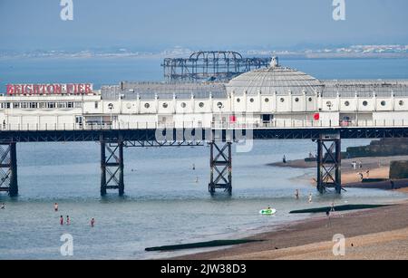 Brighton UK 3rd septembre 2022 - les visiteurs apprécient la mer et la plage à Brighton Palace Pier lors d'une journée chaude le long de la côte sud : Credit Simon Dack / Alay Live News Banque D'Images