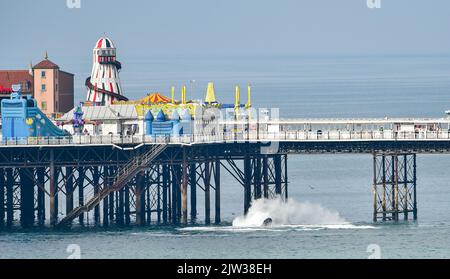 Brighton UK 3rd septembre 2022 - les skieurs en jet montrent leurs compétences par Brighton Palace Pier lors d'une journée chaude le long de la côte sud : Credit Simon Dack / Alamy Live News Banque D'Images