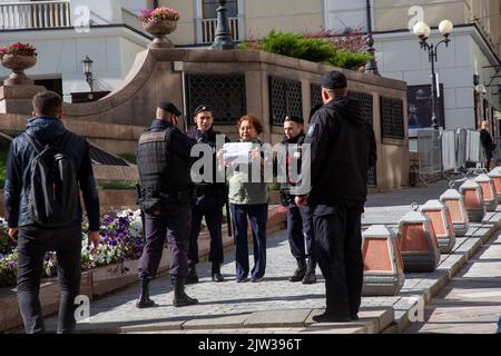 Moscou, Russie. 3rd septembre 2022. Des policiers ont emprisonnée une femme avec une affiche de l'opposition lors d'une cérémonie d'adieu devant le bâtiment de la salle des colonnes, où une cérémonie d'adieu pour le dernier dirigeant de l'Union soviétique et lauréat du prix Nobel de la paix en 1990, Mikhail Gorbachev se déroule à Moscou, en Russie. Nikolay Vinokurov/Alay Live News Banque D'Images