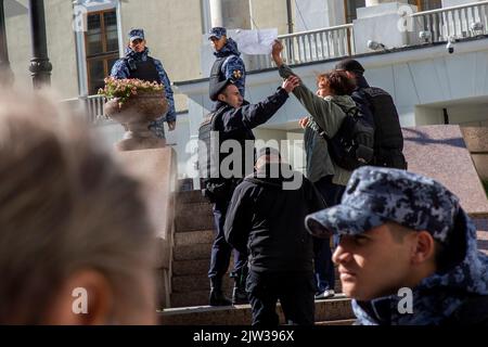 Moscou, Russie. 3rd septembre 2022. Des policiers ont emprisonnée une femme avec une affiche de l'opposition lors d'une cérémonie d'adieu devant le bâtiment de la salle des colonnes, où une cérémonie d'adieu pour le dernier dirigeant de l'Union soviétique et lauréat du prix Nobel de la paix en 1990, Mikhail Gorbachev se déroule à Moscou, en Russie. Nikolay Vinokurov/Alay Live News Banque D'Images