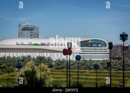 Paris la Défense Arena, un stade polyvalent en dôme, la Défense, un quartier d'affaires majeur situé à 3 kilomètres à l'ouest des limites de la ville de Paris, France Banque D'Images