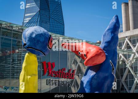 Les personnages fantastiques de Joan Miro en face du centre commercial Westfield, la Défense, un quartier d'affaires majeur situé à 3 kilomètres à l'ouest de la ville l Banque D'Images