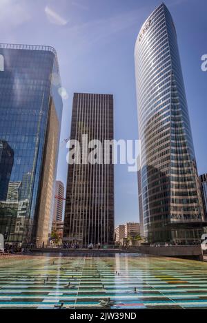 Yaacov Agam, Fontaine, et la tour EDF, la Défense, un important quartier d'affaires situé à 3 kilomètres à l'ouest des limites de la ville de Paris, France Banque D'Images
