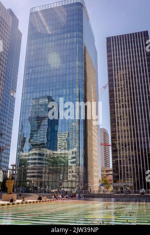 Yaacov Agam, Fontaine, la Défense, un important quartier d'affaires situé à 3 kilomètres à l'ouest des limites de la ville de Paris, France Banque D'Images