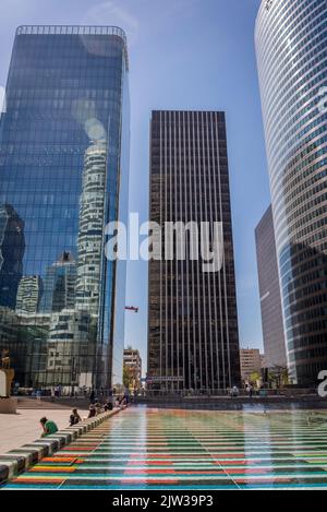 Yaacov Agam, Fontaine avec mosaïque émaillée vénitienne, , la Défense, un important quartier d'affaires situé à 3 kilomètres à l'ouest des limites de la ville de Paris, Fran Banque D'Images
