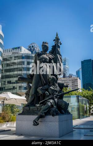 Sculpture en bronze la Défense de Paris par Louis-Ernest Barrias, d'après laquelle la Défense est nommée, la Défense, un quartier d'affaires majeur situé à 3 kilomètres Banque D'Images