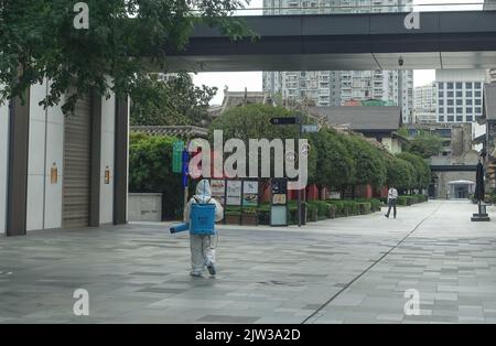 CHENGDU, CHINE - le 3 SEPTEMBRE 2022 - Un volontaire désinfecte une rue à Chengdu, province du Sichuan, Chine, le 3 septembre 2022. La ville de Chengdu est tempora Banque D'Images