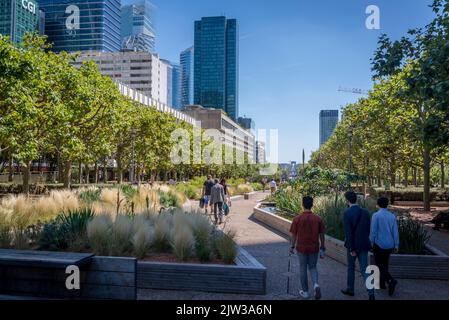 Espace vert dans le centre d'Ax de la Défense, un quartier d'affaires important situé à 3 kilomètres à l'ouest des limites de la ville de Paris, France Banque D'Images