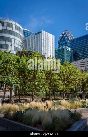 Espace vert dans le centre d'Ax de la Défense, un quartier d'affaires important situé à 3 kilomètres à l'ouest des limites de la ville de Paris, France Banque D'Images