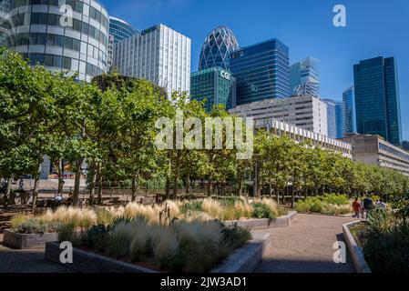 Espace vert dans le centre d'Ax de la Défense, un quartier d'affaires important situé à 3 kilomètres à l'ouest des limites de la ville de Paris, France Banque D'Images