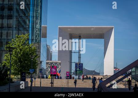 Le Grand Arche, la Défense, un quartier d'affaires majeur situé à 3 kilomètres à l'ouest de la ville de Paris, France Banque D'Images