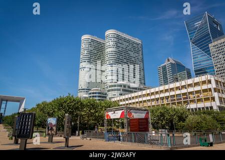 Le gratte-ciel de coeur Défense, le plus grand complexe de bureaux d'Europe, la Défense, un important quartier d'affaires situé à 3 kilomètres à l'ouest des limites de la ville de Paris Banque D'Images