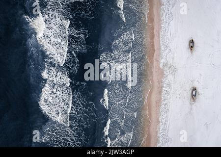 Vue aérienne des bateaux de pêche et de la mer Baltique en hiver, Pologne Banque D'Images