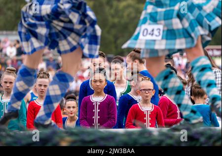 Danseuses des Highlands pendant la compétition au rassemblement de Braemar Royal Highland au Princess Royal et au Duke of Fife Memorial Park à Braemar. Date de la photo: Samedi 3 septembre 2022. Banque D'Images