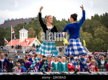 Danseuses des Highlands pendant la compétition au rassemblement de Braemar Royal Highland au Princess Royal et au Duke of Fife Memorial Park à Braemar. Date de la photo: Samedi 3 septembre 2022. Banque D'Images