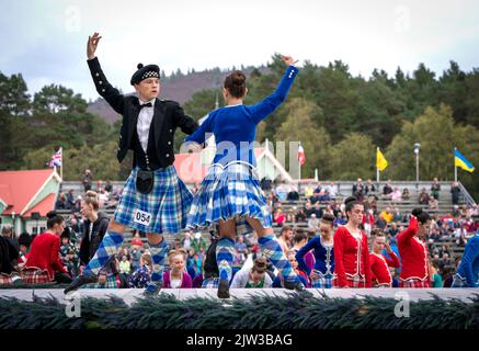 Danseuses des Highlands pendant la compétition au rassemblement de Braemar Royal Highland au Princess Royal et au Duke of Fife Memorial Park à Braemar. Date de la photo: Samedi 3 septembre 2022. Banque D'Images