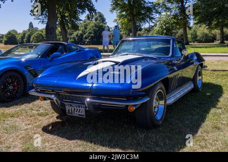 La Corvette Sting Ray coupé 1966 est exposée au American Auto Club Rally of the Giants, qui s'est tenu au Palais de Blenheim le 10 juillet 2022 Banque D'Images