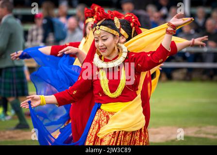 Des danseurs népalais se produisent pendant le rassemblement des Highlands royaux de Braemar au Princess Royal et au parc commémoratif du Duc de Fife à Braemar. Date de la photo: Samedi 3 septembre 2022. Banque D'Images