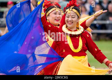 Des danseurs népalais se produisent pendant le rassemblement des Highlands royaux de Braemar au Princess Royal et au parc commémoratif du Duc de Fife à Braemar. Date de la photo: Samedi 3 septembre 2022. Banque D'Images