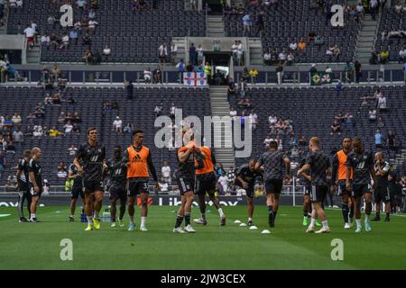 Les joueurs de Fulham pendant l'échauffement avant le match de la Premier League Tottenham Hotspur vs Fulham au stade Tottenham Hotspur, Londres, Royaume-Uni, 3rd septembre 2022 (photo de Richard Washbrooke/News Images) Banque D'Images