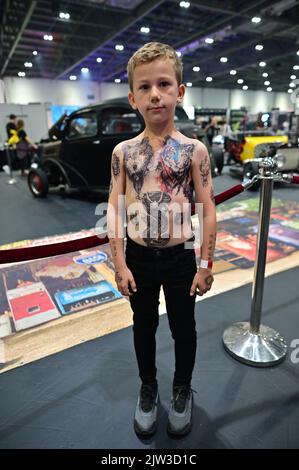 Un jeune enfant qui a fait une exposition avec un faux tatouage au Big London Tattoo Show a eu lieu à Excel London, Londres, Royaume-Uni. - 3rd septembre 2022. Banque D'Images