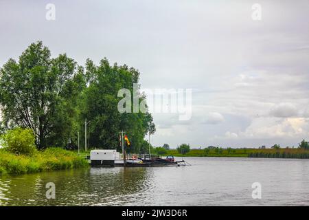 Magnifique paysage naturel vue panoramique avec arbres de forêt jetée jetée bateaux et vagues de l'Oste rivière dans hemmoor Hechthausen Cuxhaven Basse-Saxe Banque D'Images