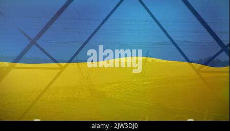 Image du drapeau de l'ukraine sur le terrain et les poteaux électriques Banque D'Images