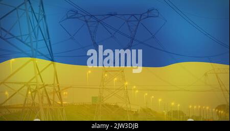 Image du drapeau de l'ukraine sur le terrain et les poteaux électriques Banque D'Images