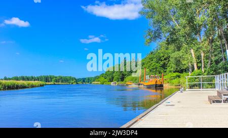 Magnifique paysage naturel vue panoramique avec arbres de forêt jetée jetée bateaux et vagues de l'Oste rivière dans hemmoor Hechthausen Cuxhaven Basse-Saxe Banque D'Images