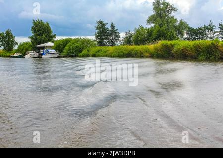 Magnifique paysage naturel vue panoramique avec arbres de forêt jetée jetée bateaux et vagues de l'Oste rivière dans hemmoor Hechthausen Cuxhaven Basse-Saxe Banque D'Images