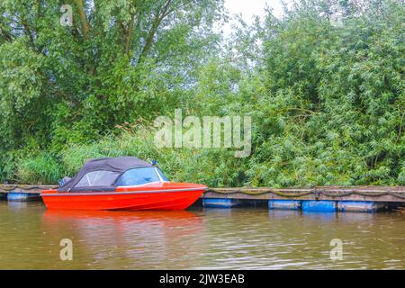 Magnifique paysage naturel vue panoramique avec arbres de forêt jetée jetée bateaux et vagues de l'Oste rivière dans hemmoor Hechthausen Cuxhaven Basse-Saxe Banque D'Images