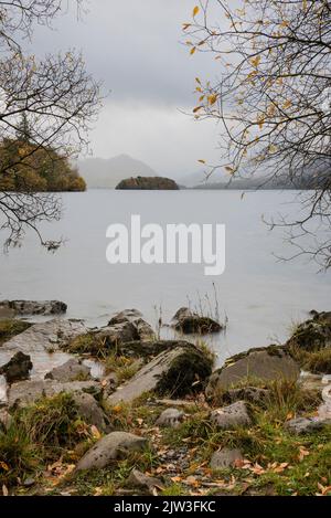 Belle image de paysage de longue exposition de Derwentwater regardant vers le pic de Catcloches en automne en début de matinée Banque D'Images