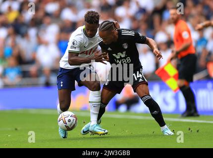 Ryan Sessegnon (à gauche) de Tottenham Hotspur et Bobby Decordova-Reid de Fulham se battent pour le ballon lors du match de la Premier League au Tottenham Hotspur Stadium, Londres. Date de la photo: Samedi 3 septembre 2022. Banque D'Images