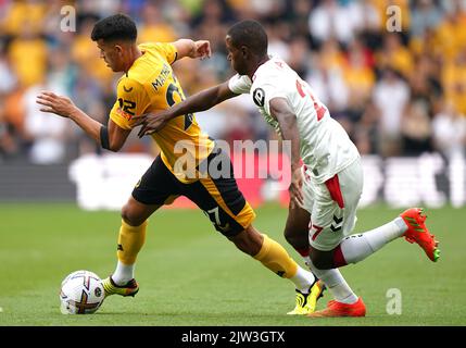 Les Nunes Mateus Luiz de Wolverhampton Wanderers (à gauche) et Ibrahima Diallo de Southampton se battent pour le ballon lors du match de la Premier League au stade Molineux, à Wolverhampton. Date de la photo: Samedi 3 septembre 2022. Banque D'Images