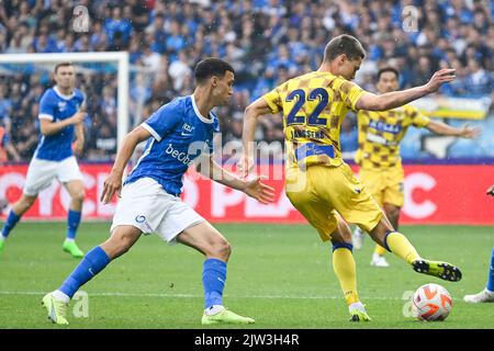 Bilal El Khannouss de Genk et Wolke Janssens de STVV photographiés en action lors d'un match de football entre KRC Genk et STVV, samedi 03 septembre 2022 à Genk, le 7 e jour de la première division du championnat belge de la « Jupiler Pro League » de 2022-2023. BELGA PHOTO TOM GOYVAERTS crédit: Belga News Agency/Alay Live News Banque D'Images