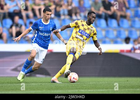 Bilal El Khannouss de Genk et Mory Konate de STVV se battent pour le ballon lors d'un match de football entre KRC Genk et STVV, le samedi 03 septembre 2022 à Genk, le jour 7 de la première division du championnat belge de la Jupiler Pro League 2022-2023. BELGA PHOTO JOHAN EYCKENS crédit: Belga News Agency/Alay Live News Banque D'Images