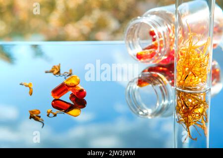 Curcumine sous forme liquide. Capsules à base de plantes, capsules de curcuma aux herbes sur fond neutre avec ombre de feuilles de palmier. Extrait de médecine de fines herbes de curcuma Banque D'Images