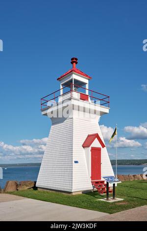 Construit à l'origine en 1903, le phare de la jetée de Digby était situé à l'extrémité de la jetée du gouvernement. Au fil du temps, après plusieurs mouvements, il est maintenant situé sur Banque D'Images