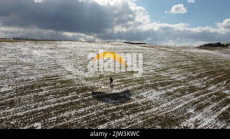 Formation de vol en parapente et de manutention au sol sur la prairie de Bykovice, république tchèque, union européenne, vue panoramique aérienne prise avec drone DJI-Winter Time Banque D'Images