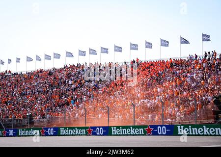 ZANDVOORT, PAYS-BAS - SEPTEMBRE 3 : les fans de course néerlandais regardent depuis les stands lors de leur qualification avant le Grand Prix hollandais de Formule 1 à Cicuit Zandvoort sur 3 septembre 2022 à Zandvoort, pays-Bas (photo de Marcel ter Bals/Orange Pictures) Banque D'Images