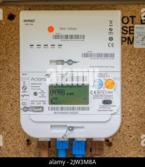 Gros plan d'un appareil de mesure électrique intelligent dans un boîtier externe mural à Chapmanslade, Wiltshire, Royaume-Uni, le 3 septembre 2022 Banque D'Images