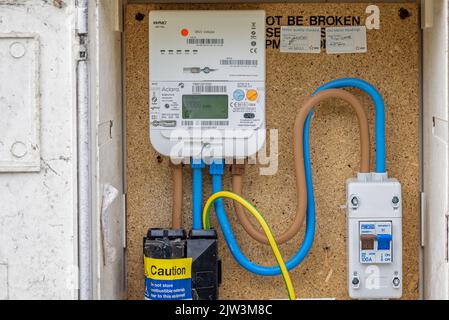 Gros plan d'un appareil de mesure électrique intelligent dans un boîtier externe mural à Chapmanslade, Wiltshire, Royaume-Uni, le 3 septembre 2022 Banque D'Images