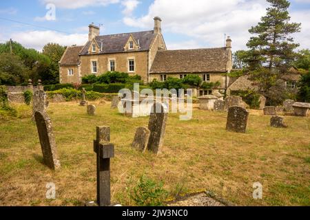 Vue de l'église paroissiale et du chantier naval de St James dans le village de Wiltshire de South Wraxall près de Bradford on Avon Banque D'Images