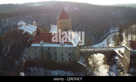 Vue aérienne du grand beau château royal morave Veveri (Burg Eichhorn), debout sur un rocher au-dessus d'un barrage d'eau sur la rivière Svratka, matin Banque D'Images