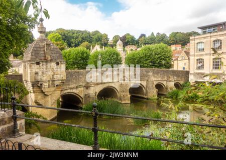 Vue sur le pont de la vieille ville au-dessus de la rivière Avon, dans la ville marchande de Bradford sur Avon, dans le Wiltshire Banque D'Images