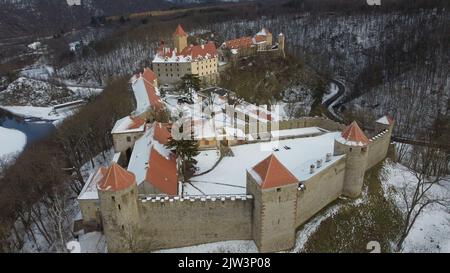 Vue aérienne du grand beau château royal morave Veveri (Burg Eichhorn), debout sur un rocher au-dessus d'un barrage d'eau sur la rivière Svratka, matin Banque D'Images