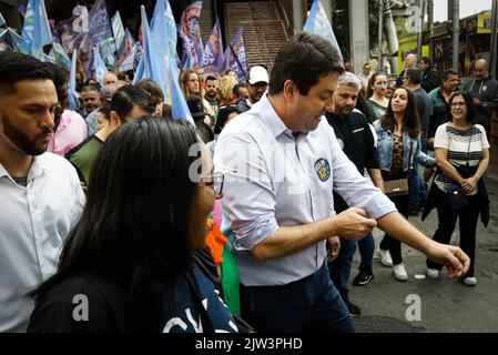 Osasco, Brésil. 03rd septembre 2022. Le candidat pour le gouvernement de l'État de São Paulo pour le PDT, Elvis Cézar marche, avec des partisans, ce samedi matin (3) sur la promenade d'Osasco dans le Grand São Paulo. Crédit: Aloisio Mauricio/FotoArena/Alamy Live News Banque D'Images